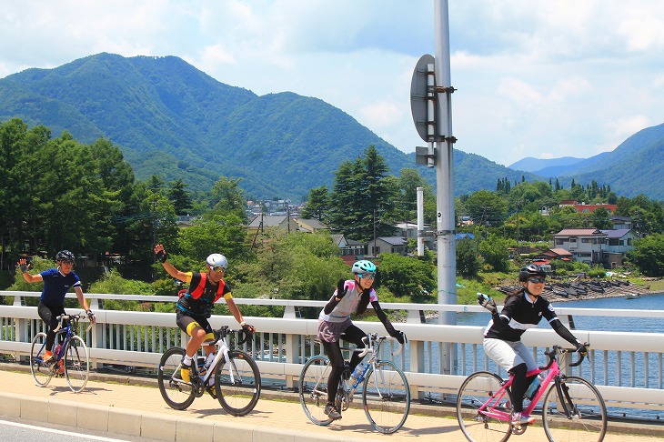 河口湖大橋を渡っていきます