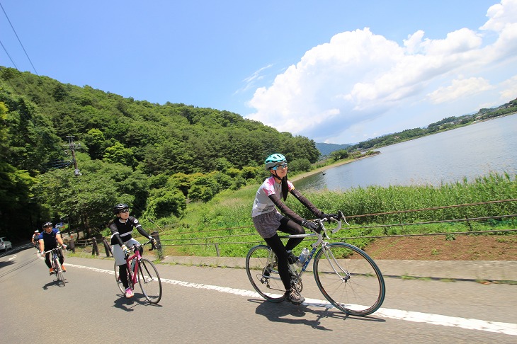 河口湖南岸は湖面との距離が近い