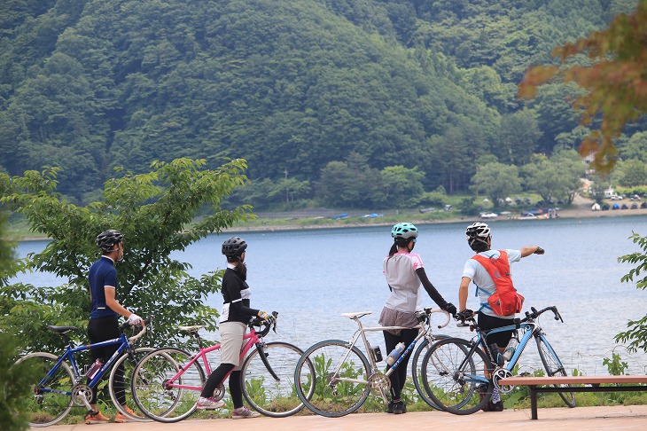 河口湖の水面に見入る