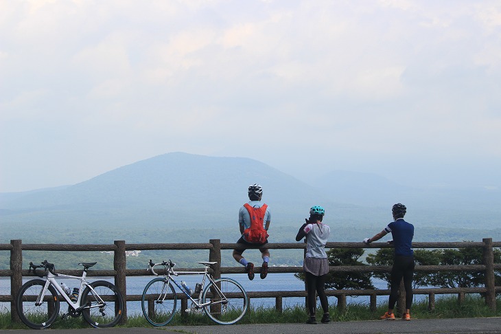 本栖湖の奥の方からは富士山が見えるのですが、今日は雲に隠れて裾野のラインしか見えなかった。本番に期待