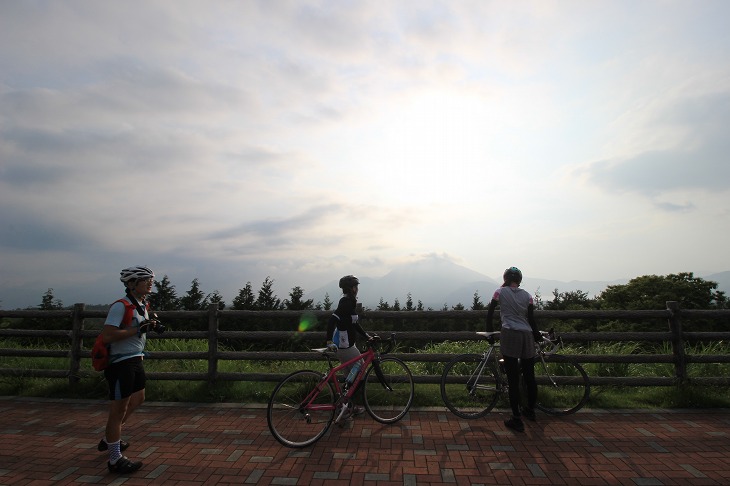 大室山展望台からは本栖湖と天子山地を望むことができる