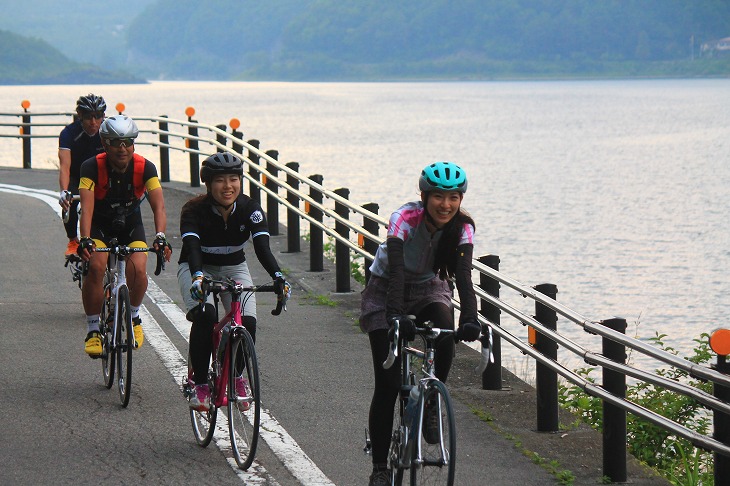 復路は西湖の南岸を走っていく。山中湖以外は反時計回りに走るので湖が近いのが嬉しい