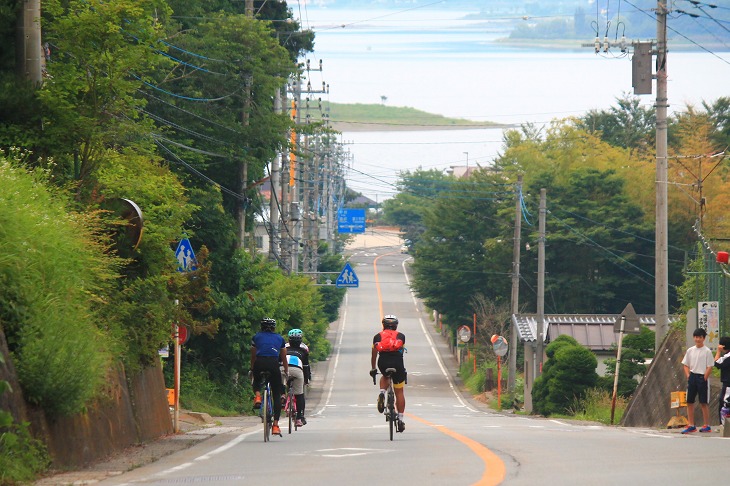 河口湖へ向かって飛び込みそうなダウンヒル