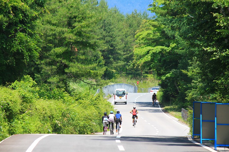 富士五湖道路のそばを通っていきます