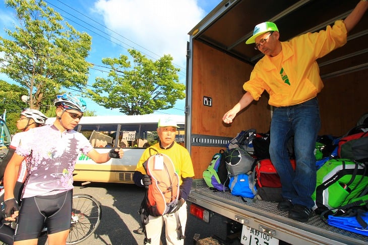 荷物預けトラックに荷物を積み込む