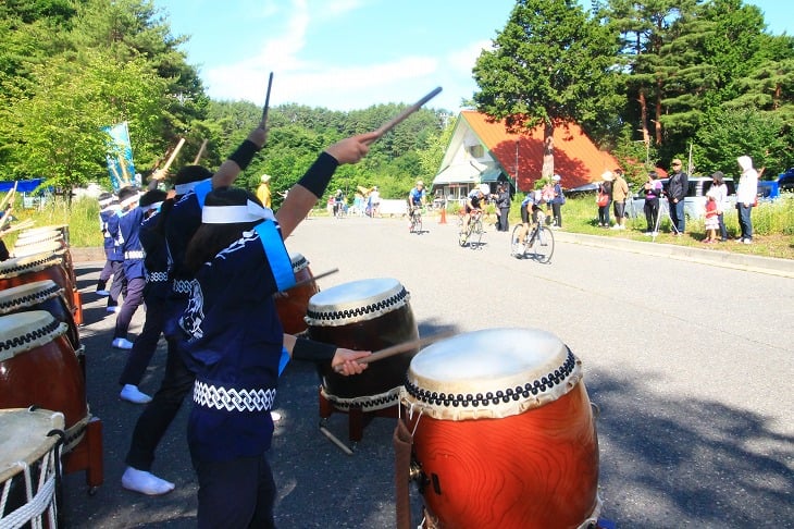 地元の子どもたちによる太鼓の演奏も。テンションが上り飛ばして行ってしまいました