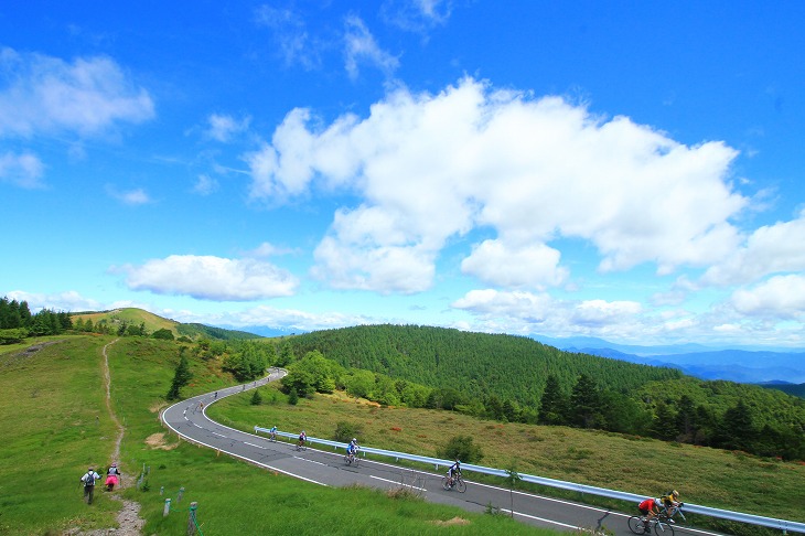 圧巻の大パノラマが広がる美ヶ原高原を舞台に繰り広げられるヒルクライムレース