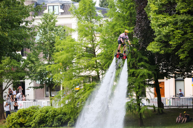 ユトレヒトの運河を空飛ぶ自転車が行く