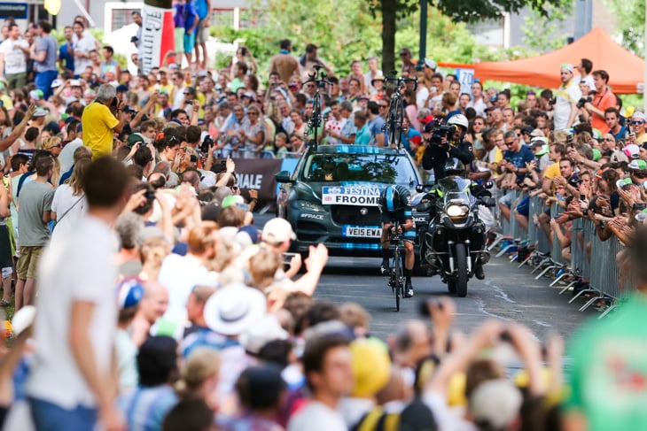 熱狂と共にオランダ・ユトレヒトで開幕したツール・ド・フランス。クリス・フルーム（イギリス、チームスカイ）が群衆の中を駆け抜ける