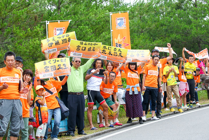 地元ヴィクトワール広島の応援団がコースをオレンジ色に染める