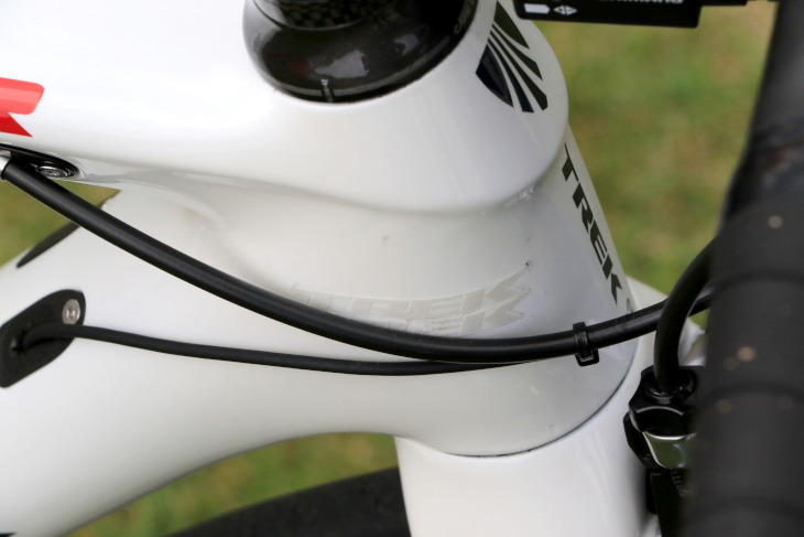トレックロゴのステッカーを貼り、ケーブルの擦れからフレームを守っている | cyclowired トレックロゴのステッカーを貼り、ケーブルの擦れからフレームを守っている | cyclowired