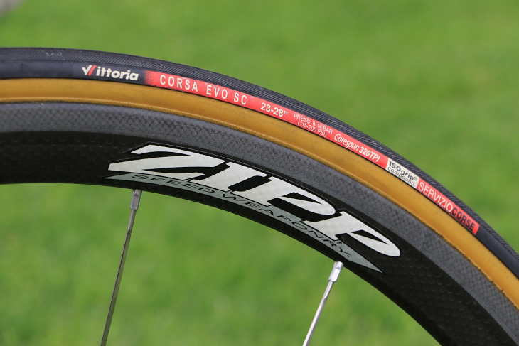 ZIPP 202チューブラーには、ヴィットリア CORSA EVO SCという組み合わせだ