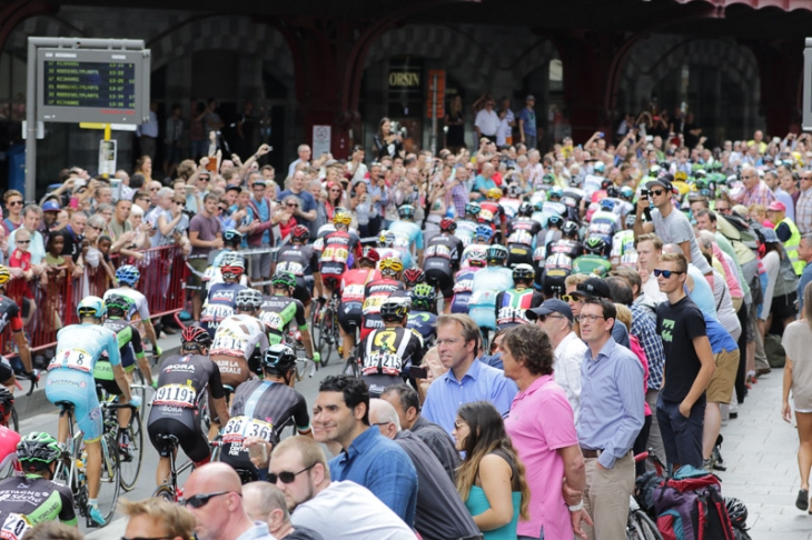 自転車大国ベルギーの大勢の観客が沿道で見守る