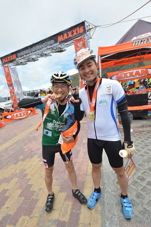 大阪のサイクルショップ銀輪亭の仲間5人で参加した塩田廣大さん(左)、増田勇介さんら