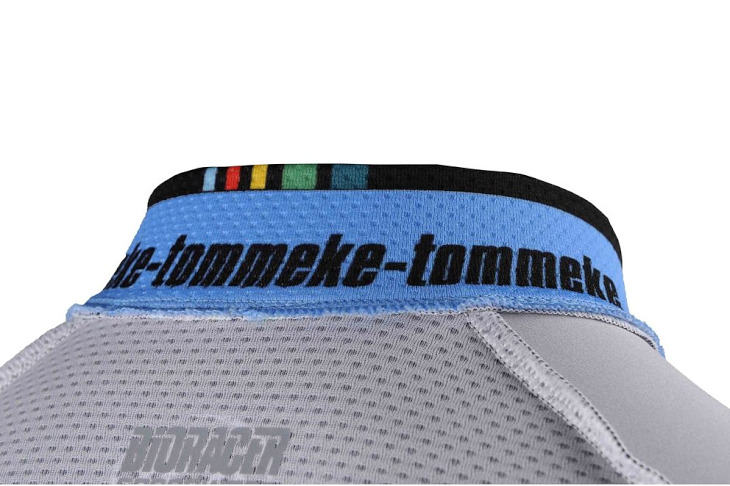 内襟には「tommeke-tommeke-tommeke」とトム・ボーネンのあだ名が書かれている