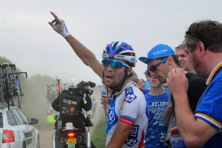 いら立ちながらチームカーを待つティボー・ピノ(フランス、FDJ)