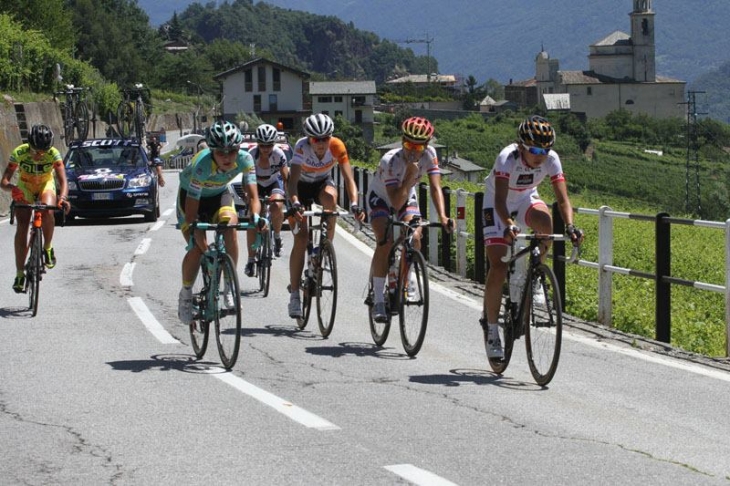 逃げグループの先頭を牽く萩原麻由子(Wiggle HONDA)