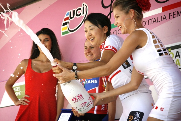 表彰台でスプマンテを開ける萩原麻由子(Wiggle HONDA)