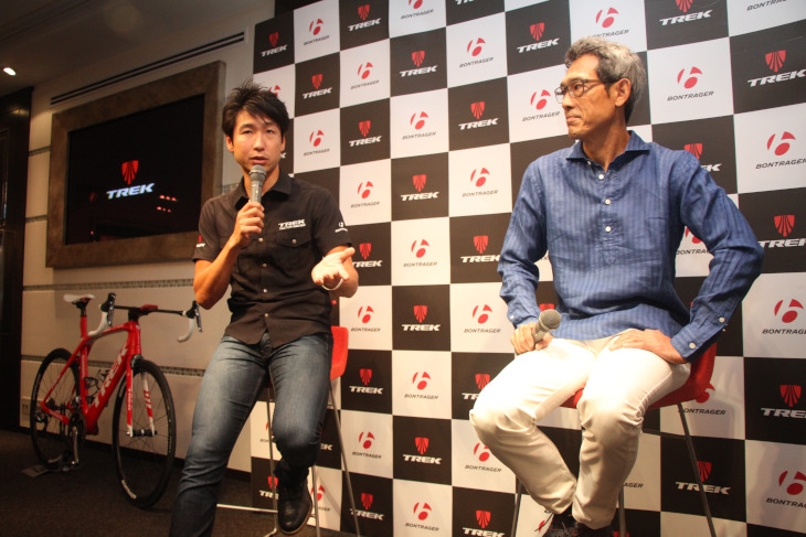 発表会では別府史之（トレックファクトリーレーシング）と俳優の鶴見辰吾さんによるトークショーが開催された