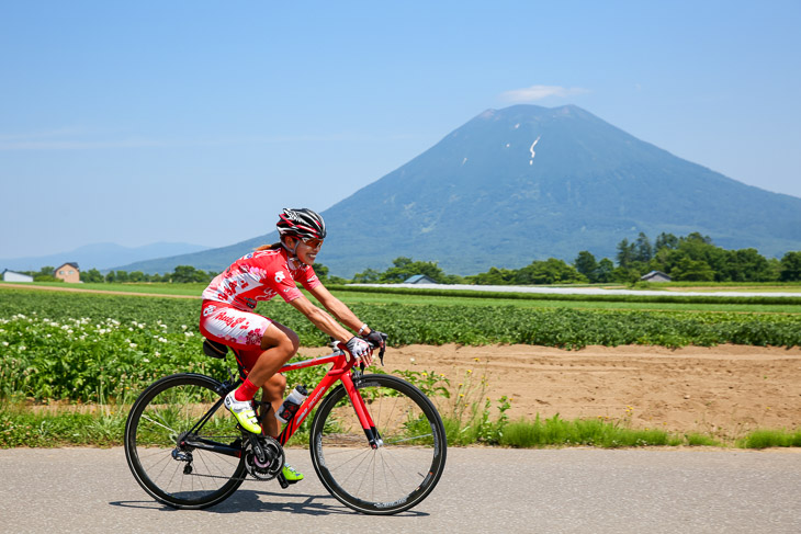 取材中、ニセコクラシックのコースを試走する米田和美（Ready Go JAPAN）選手を発見。北海道出身の選手だ