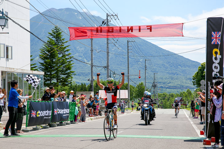 2015年大会、140km優勝のチェム・ドウワイ（GRCC）。平均時速は33.41km