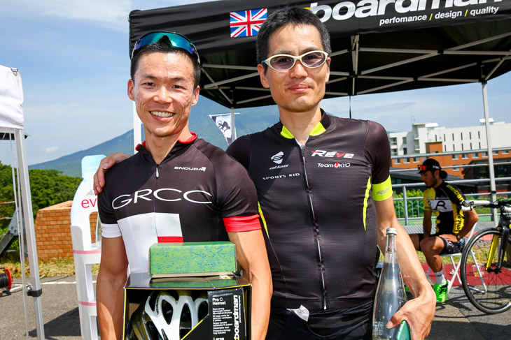 140km優勝のチェム・ドウワイ（GRCC）と山岳賞の鈴木亮（Team Ukyo Reve）