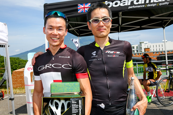 140km優勝のチェム・ドウワイ(GRCC)と山岳賞の鈴木亮(Team Ukyo Reve)