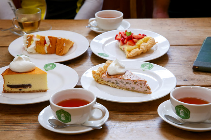 ケーキやタルトは甘すぎない上品な味が紅茶とよく合う