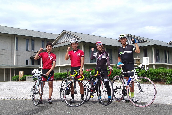無事に福寿園CHAパークに到着! 立命館大学自転車競技部の選手と地元のサポートライダーと共に記念撮影