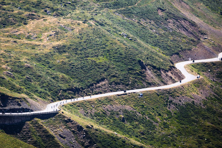 超級山岳トゥールマレー峠のハイスピードダウンヒル
