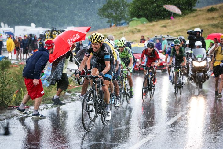雨降る超級山岳プラトー・ド・ベイユで集団を牽引するゲラント・トーマス（イギリス、チームスカイ）