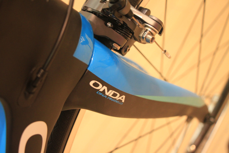 ONDA F8デザインのフォークはDOGMAとほぼ同形状