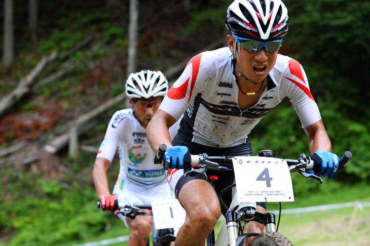 斉藤亮(Bridgestone Anchor Cyclingteam)と武井亨介(FORZA・YONEX)の2位争い