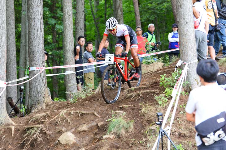 慎重にロックセクションを下る山本幸平(TREK FACTORY RACING)