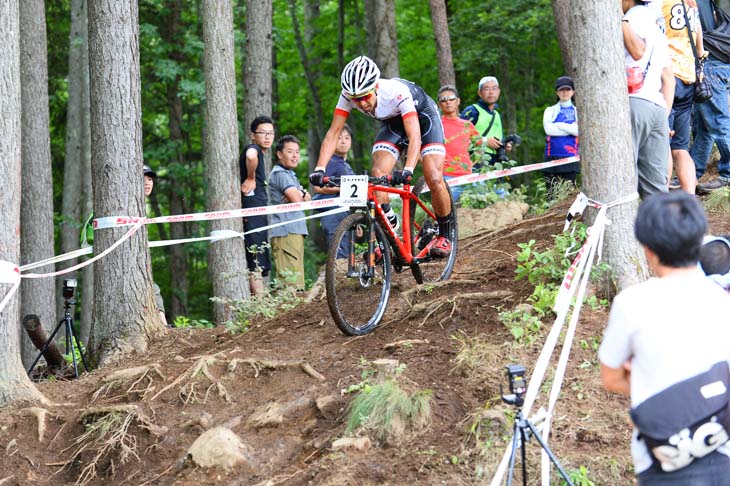 慎重にロックセクションを下る山本幸平（TREK FACTORY RACING）