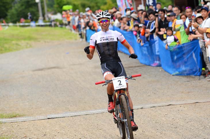 何度もガッツポーズを繰り返しながらゴールする山本幸平（TREK FACTORY RACING）