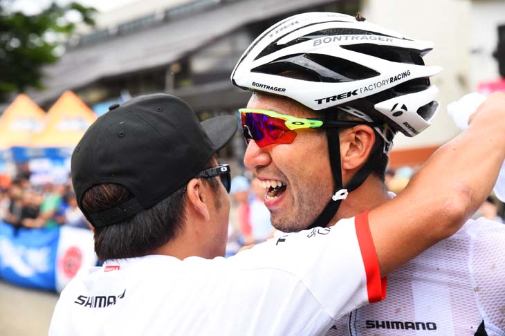 サポートスタッフの鈴木雷太と抱き合う山本幸平(TREK FACTORY RACING)