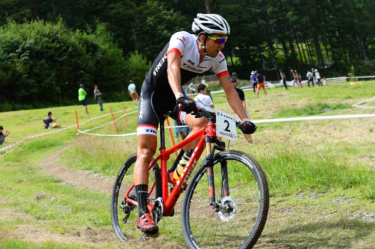 1周目 早くも独走態勢を築く山本幸平(TREK FACTORY RACING)
