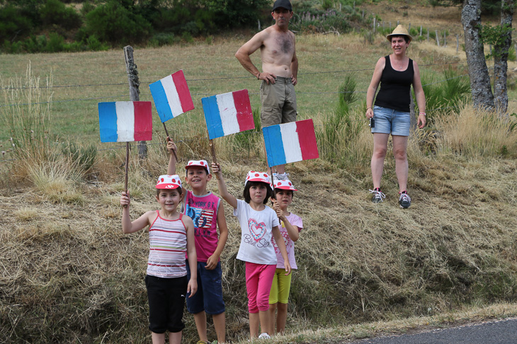 フランス国旗で応援する子どもたちが可愛い