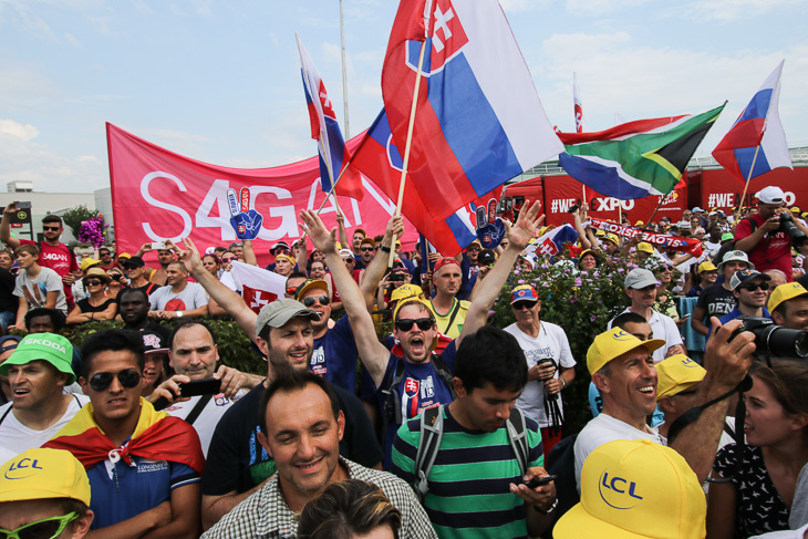 フィニッシュ付近にはペーター・サガンのファンたちが大勢詰めかけ、スロバキア国旗を降った