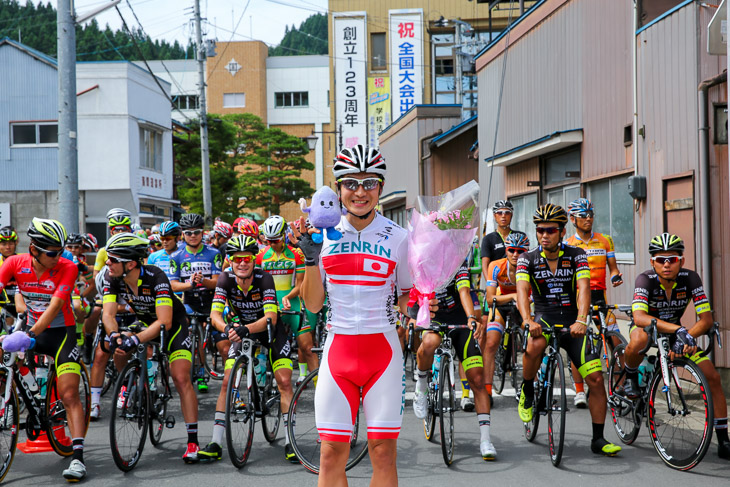 母校の学校法人石川高等学校に錦を飾った窪木一茂(チーム右京)