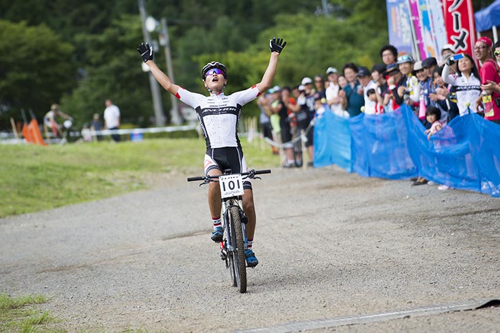 男子U23　天を仰いでゴールする沢田時（Bridgestone Anchor Cyclingteam）