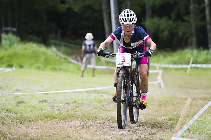 女子エリート 末政を追う小林可奈子(MTBクラブ安曇野)