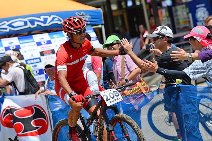 男子マスターズ 優勝した竹谷賢二(SPECIALIZED RACING JAPAN)がハイタッチしながらゴール