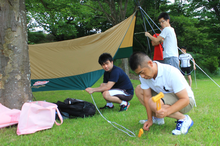 日中の暑さを和らげるために木陰にタープを設営