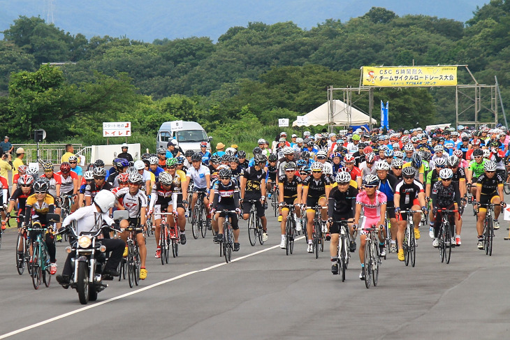 全員参加の試走は数多くのライダーが走るが、競輪学校の教官がペーシングしてくれるため安全に走れる