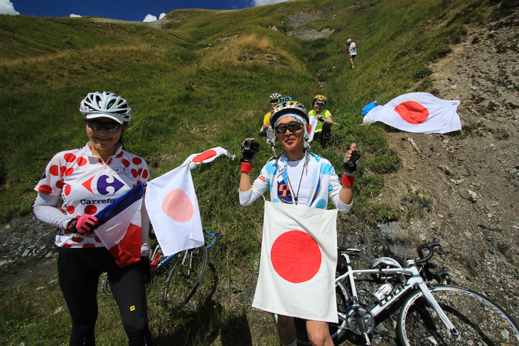 自転車で走りながらツールを観戦する日本からのサイクリングツアーの皆さん