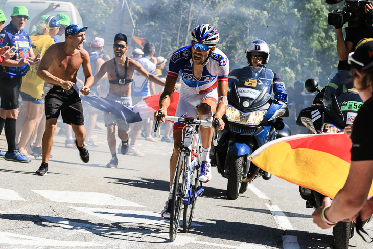 オランダを経てベルギーコーナーに差し掛かるティボー・ピノ(FDJ)がラスト4kmへ