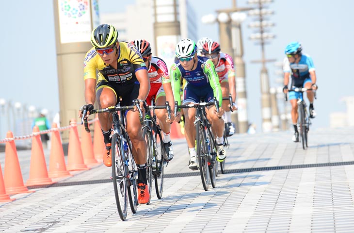 逃げ集団の先頭に立つ佐野淳哉（那須ブラーゼン）