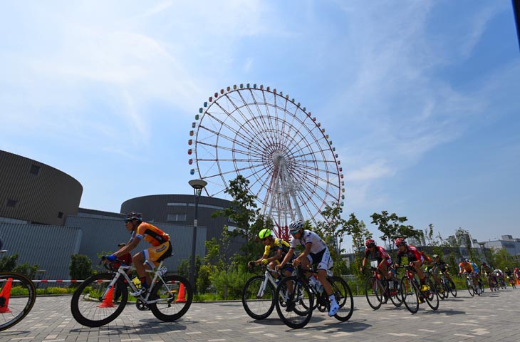 夏のお台場で開催された「湾岸クリテリウム 」(写真は2015年大会)